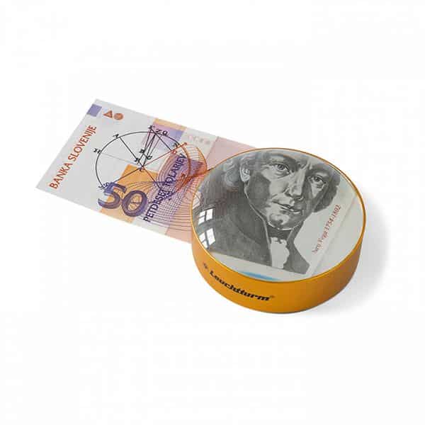 Bright-field magnifier with 4x magnification